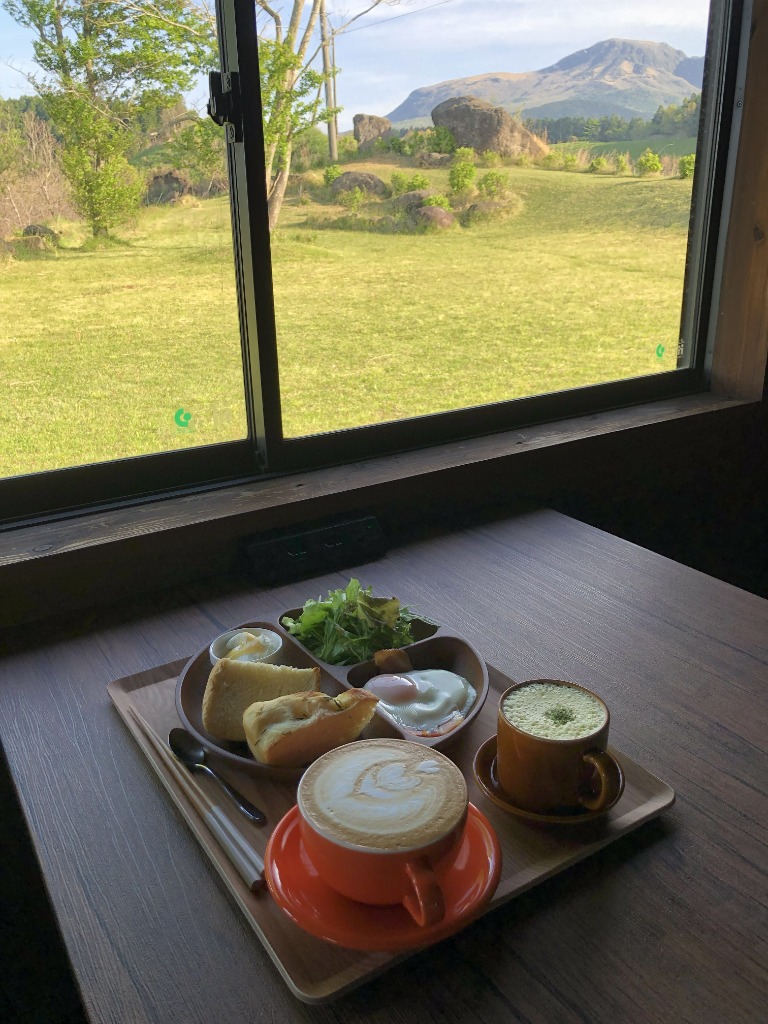朝の光と高原の朝食